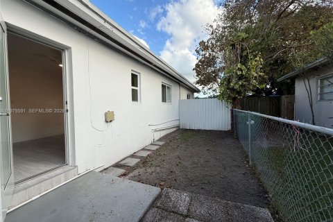 Villa ou maison à louer à Miami, Floride: 2 chambres, 199.93 m2 № 2047942 - photo 11