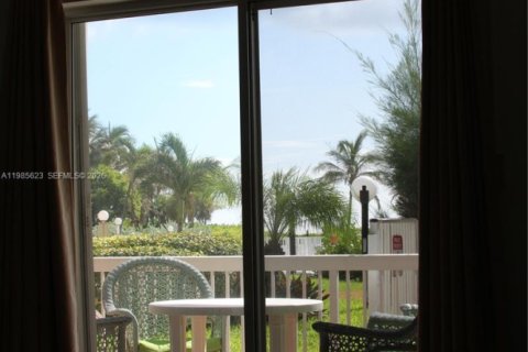 Condominio en venta en Pompano Beach, Florida, 2 dormitorios, 82.68 m2 № 2048073 - foto 26