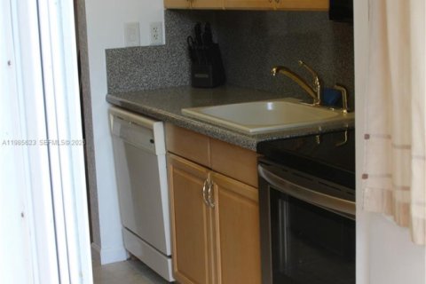 Condominio en venta en Pompano Beach, Florida, 2 dormitorios, 82.68 m2 № 2048073 - foto 3