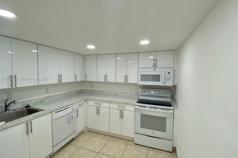 Copropriété à vendre à Hallandale Beach, Floride: 2 chambres, 104.98 m2 № 2018262 - photo 14