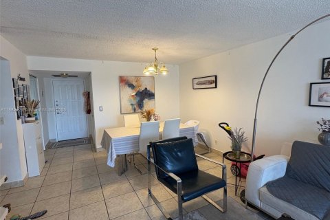 Copropriété à vendre à Hallandale Beach, Floride: 2 chambres, 104.98 m2 № 2018262 - photo 5