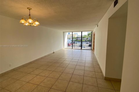 Copropriété à vendre à Hallandale Beach, Floride: 2 chambres, 104.98 m2 № 2018262 - photo 3