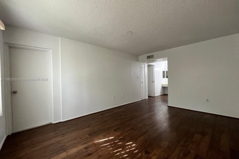 Condo in Deerfield Beach, Florida, 2 bedrooms  № 1920797 - photo 12