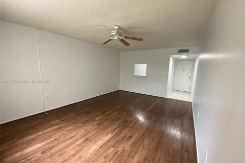 Condo in Deerfield Beach, Florida, 2 bedrooms  № 1920797 - photo 8