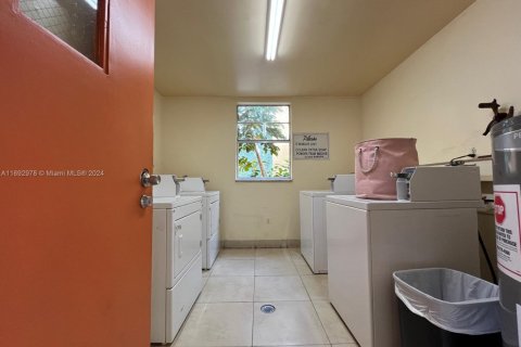 Condo in Deerfield Beach, Florida, 2 bedrooms  № 1920797 - photo 27