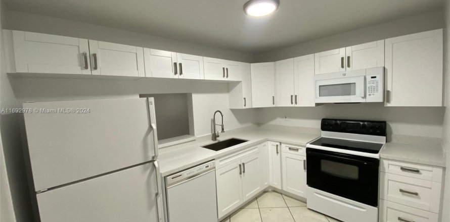 Condo in Deerfield Beach, Florida, 2 bedrooms № 1920797