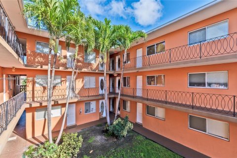 Condo in Miami, Florida, 1 bedroom  № 1847608 - photo 1