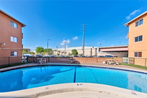 Condo in Miami, Florida, 1 bedroom  № 1847608 - photo 15