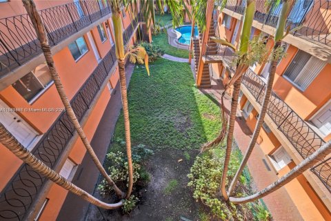 Condo in Miami, Florida, 1 bedroom  № 1847608 - photo 2