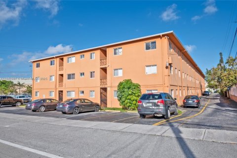 Condo in Miami, Florida, 1 bedroom  № 1847608 - photo 5