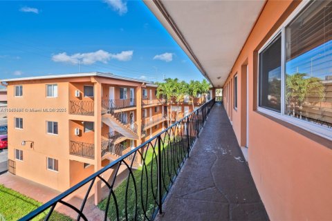 Condo in Miami, Florida, 1 bedroom  № 1847608 - photo 16