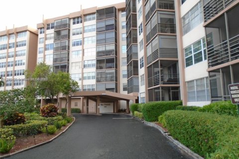 Condo in Pembroke Pines, Florida, 1 bedroom  № 1939121 - photo 2