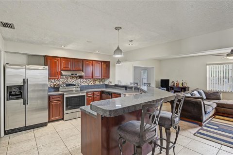 House in Tarpon Springs, Florida 3 bedrooms, 179.49 sq.m. № 2393710 - photo 8
