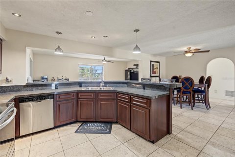 House in Tarpon Springs, Florida 3 bedrooms, 179.49 sq.m. № 2393710 - photo 11