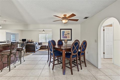 House in Tarpon Springs, Florida 3 bedrooms, 179.49 sq.m. № 2393710 - photo 12