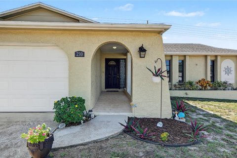 House in Tarpon Springs, Florida 3 bedrooms, 179.49 sq.m. № 2393710 - photo 2