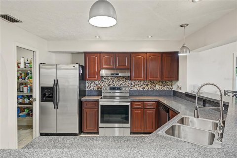 House in Tarpon Springs, Florida 3 bedrooms, 179.49 sq.m. № 2393710 - photo 7