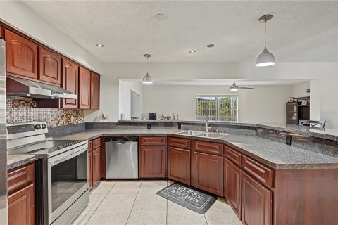 House in Tarpon Springs, Florida 3 bedrooms, 179.49 sq.m. № 2393710 - photo 10