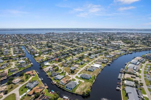 House in Cape Coral, Florida 3 bedrooms, 176.33 sq.m. № 1693001 - photo 9