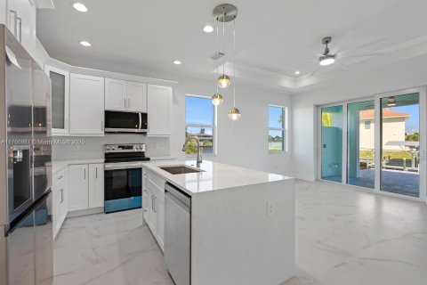 House in Cape Coral, Florida 3 bedrooms, 176.33 sq.m. № 1693001 - photo 26