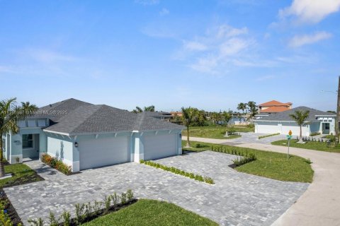 House in Cape Coral, Florida 3 bedrooms, 176.33 sq.m. № 1693001 - photo 1