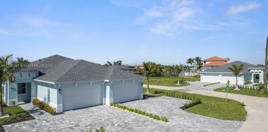 House in Cape Coral, Florida 3 bedrooms, 176.33 sq.m. № 1693001