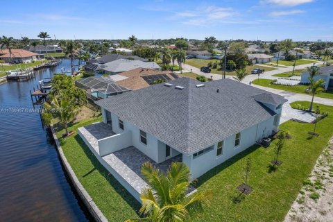 House in Cape Coral, Florida 3 bedrooms, 176.33 sq.m. № 1693001 - photo 15