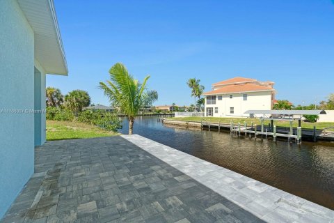House in Cape Coral, Florida 3 bedrooms, 176.33 sq.m. № 1693001 - photo 2