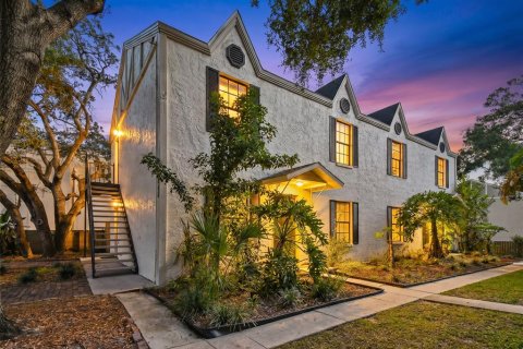 Propiedad comercial en Tampa, Florida 8 dormitorios, 301.75 m2 № 2201554