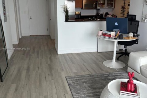 Condominio en alquiler en Miami, Florida, 1 dormitorio, 78.13 m2 № 1944407 - foto 4