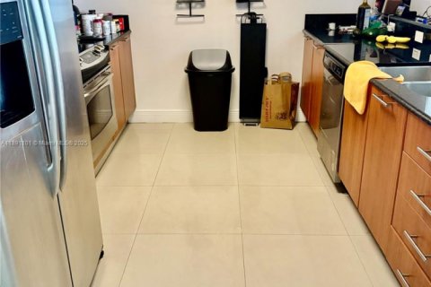Condominio en alquiler en Miami, Florida, 1 dormitorio, 78.13 m2 № 1944407 - foto 6