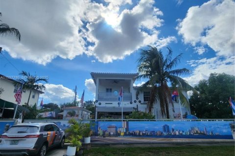 House in Miami, Florida 4 bedrooms, 235.32 sq.m. № 2034849 - photo 4