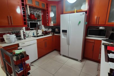 House in Miami, Florida 4 bedrooms, 235.32 sq.m. № 2034849 - photo 7