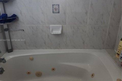 House in Miami, Florida 4 bedrooms, 235.32 sq.m. № 2034849 - photo 15