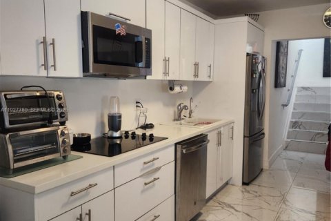 House in Miami, Florida 4 bedrooms, 235.32 sq.m. № 2034849 - photo 18