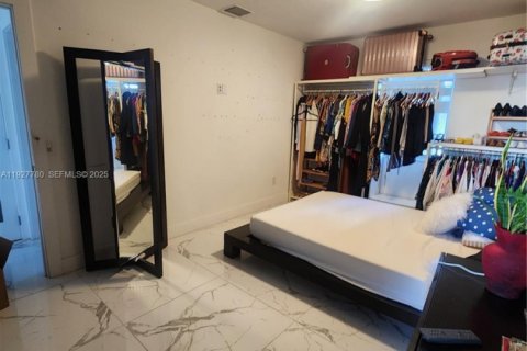 House in Miami, Florida 4 bedrooms, 235.32 sq.m. № 2034849 - photo 10