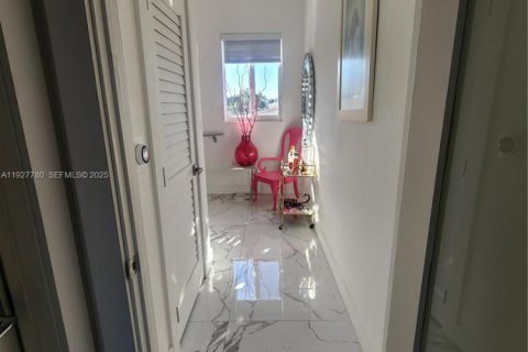 House in Miami, Florida 4 bedrooms, 235.32 sq.m. № 2034849 - photo 23