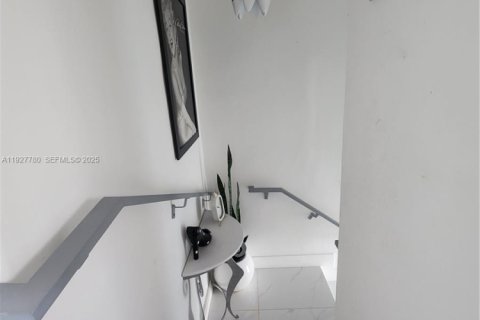 House in Miami, Florida 4 bedrooms, 235.32 sq.m. № 2034849 - photo 9