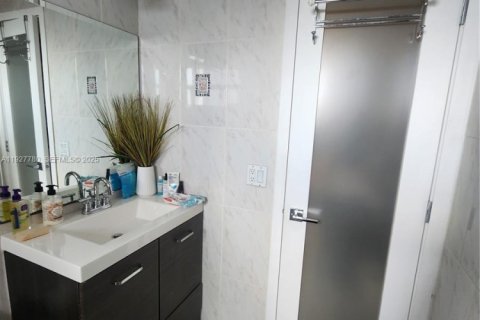 House in Miami, Florida 4 bedrooms, 235.32 sq.m. № 2034849 - photo 14