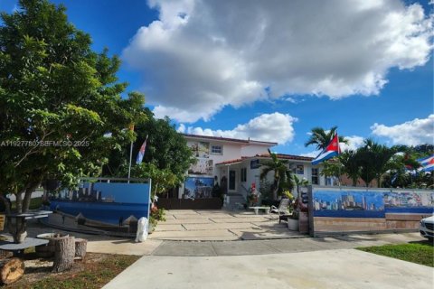 House in Miami, Florida 4 bedrooms, 235.32 sq.m. № 2034849