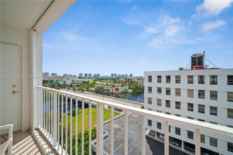 Condo in Fort Lauderdale, Florida, 1 bedroom № 2076758 - photo 13