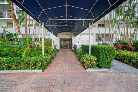 Condo in Fort Lauderdale, Florida, 1 bedroom № 2076758 - photo 4