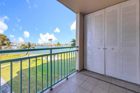 Condo in Treasure Island, Florida, 3 bedrooms  № 2100111 - photo 20