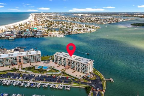 Condo in Treasure Island, Florida, 3 bedrooms № 2100111