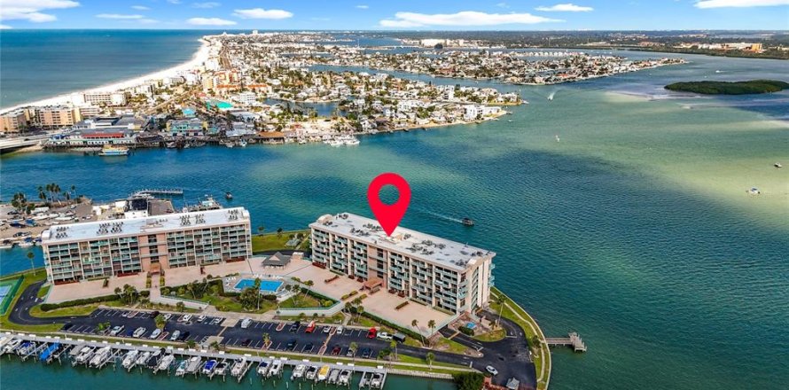 Condo in Treasure Island, Florida, 3 bedrooms  № 2100111
