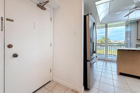 Condo in Treasure Island, Florida, 3 bedrooms  № 2100111 - photo 16