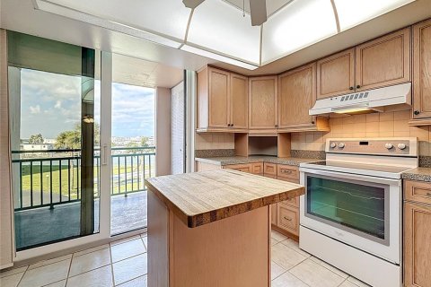 Condo in Treasure Island, Florida, 3 bedrooms  № 2100111 - photo 19