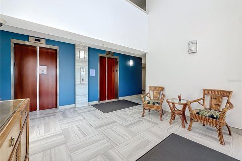 Condo in Treasure Island, Florida, 3 bedrooms  № 2100111 - photo 9