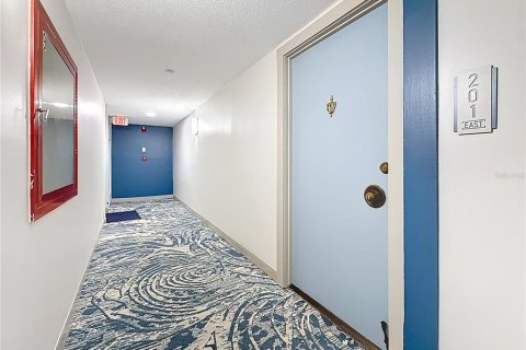 Condo in Treasure Island, Florida, 3 bedrooms  № 2100111 - photo 13