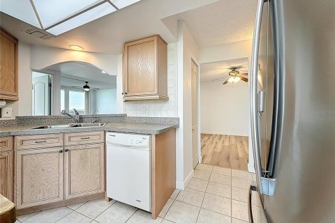 Condo in Treasure Island, Florida, 3 bedrooms  № 2100111 - photo 29